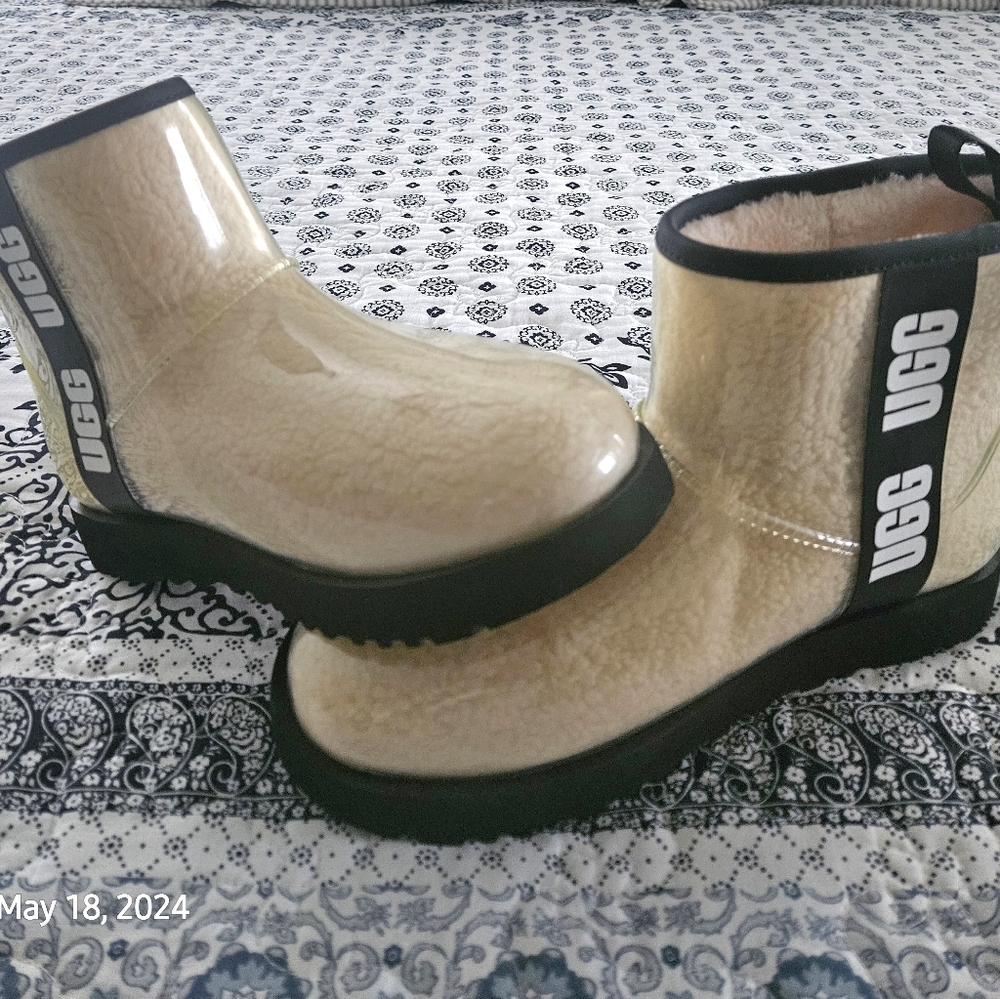 Women's UGG Clear Mini Boot 9